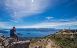 Desde la apertura turística nacional a principios de diciembre, Bariloche continúa en ascenso en la temporada de verano. En la primera quincena de enero, llegaron en promedio 15 vuelos diarios a la ciudad. “Bariloche fue el destino con más movimiento aéreo durante la reactivación”, destacó el secretario de Turismo, Gastón Burlón. Asimismo, Burlón detalló que quienes eligen a Bariloche para descansar son turistas de Buenos Aires y, en segundo lugar, se mantiene una alta demanda de rionegrinos del Alto Valle. Además, se registra un importante arribo de vuelos de Rosario y Mendoza. Otros números que confirman la temporada en ascenso es que en lo que va del mes de enero llegaron 60 mil turistas a la ciudad y el promedio de estadía es de 4,7 noches y que el gasto diario estimado por persona es de 5.700 pesos. La temporada positiva también se debe al éxito del Plan Previaje - un beneficio en forma de crédito con el 50 por ciento de lo gastado- impulsado por el Ministerio de Turismo. “El 60 % de los turistas que visitaron la ciudad utilizaron este programa”, señaló el funcionario. Por otra parte, la segunda quincena se muestra aún con mayor afluencia de turistas y mejores expectativas a las esperadas, acompañada de un clima privilegiado con días soleados que rozan los 30° C y en una ciudad turística por excelencia que poco a poco retoma su color. + info