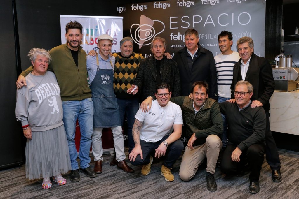 Equipo de Exponenciar, FEHGRA, Cocineros y expositores. Oradores durante la presentación