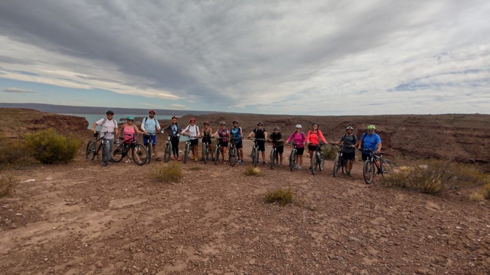 Cicloturismo y chocolatada en la Villa El Chocón