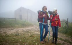 Asistencia al Viajero para Mayores de 70: Guía Completa 2025