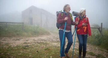 Asistencia al Viajero para Mayores de 70: Guía Completa 2025